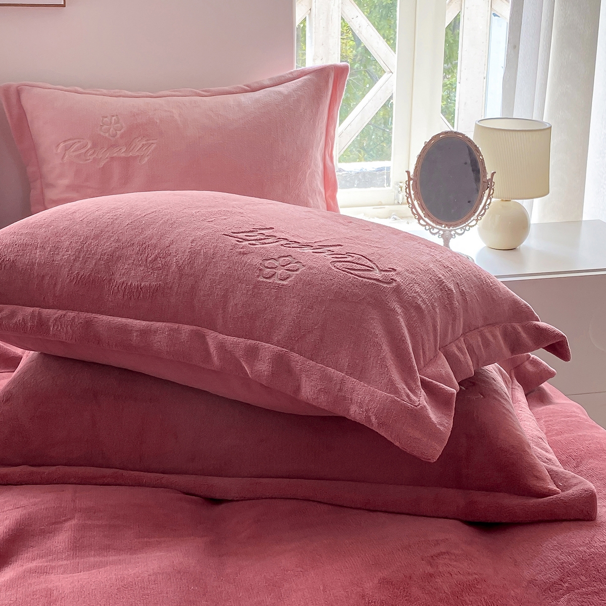 91家纺网 家纺一手货源 找家纺 悦织湾家纺 2025新款绣花200克重牛奶绒四件套刺绣3.5万针7斤重高密加厚保暖跨境专供外贸出口电商热销款 花语-豆沙