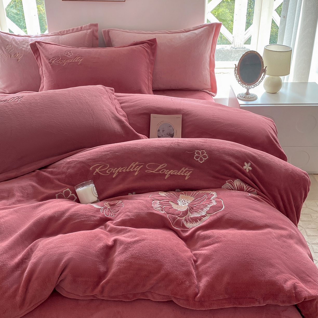 91家纺网 家纺一手货源 找家纺 悦织湾家纺 2025新款绣花200克重牛奶绒四件套刺绣3.5万针7斤重高密加厚保暖跨境专供外贸出口电商热销款 花语-豆沙