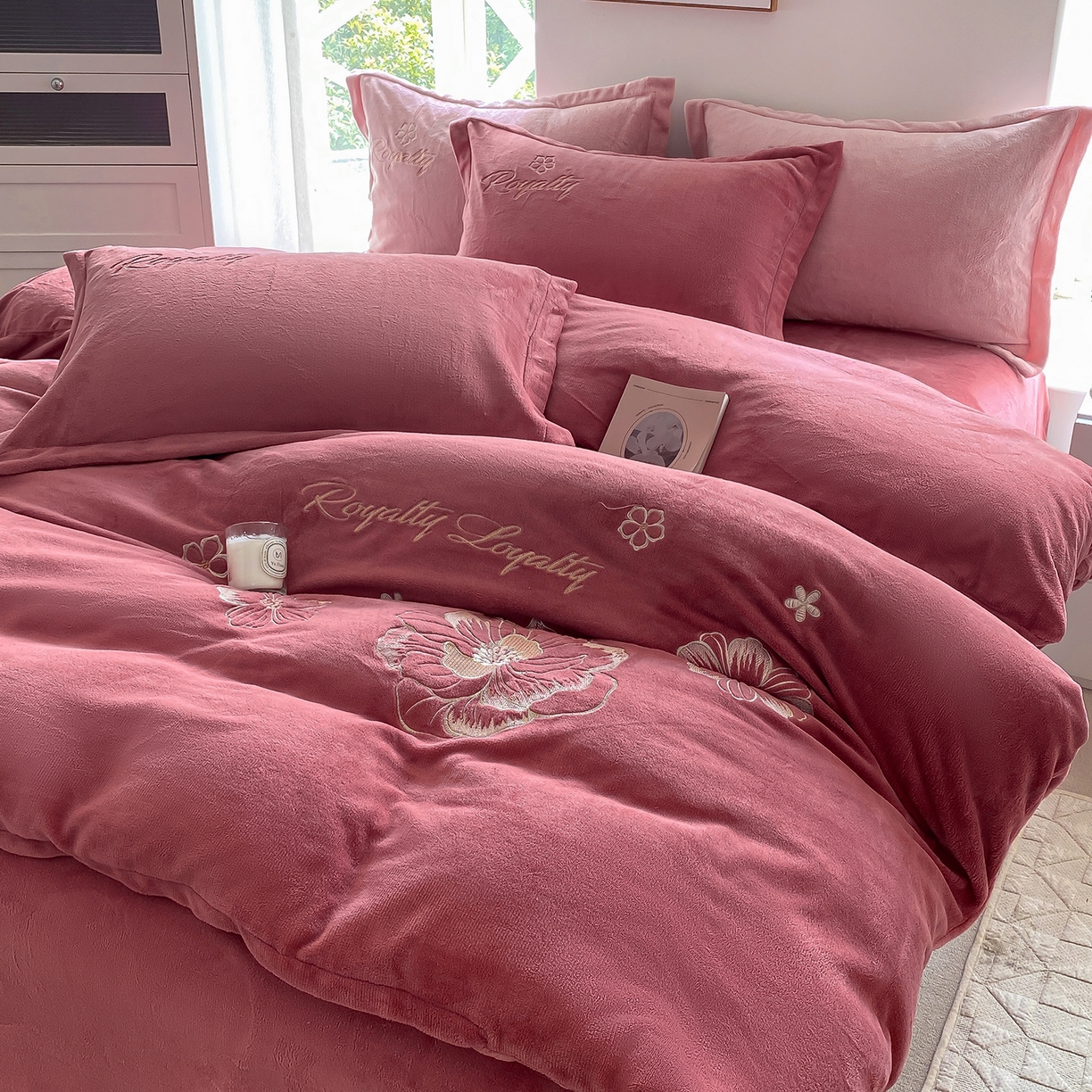 91家纺网 家纺一手货源 找家纺 悦织湾家纺 2025新款绣花200克重牛奶绒四件套刺绣3.5万针7斤重高密加厚保暖跨境专供外贸出口电商热销款 花语-豆沙