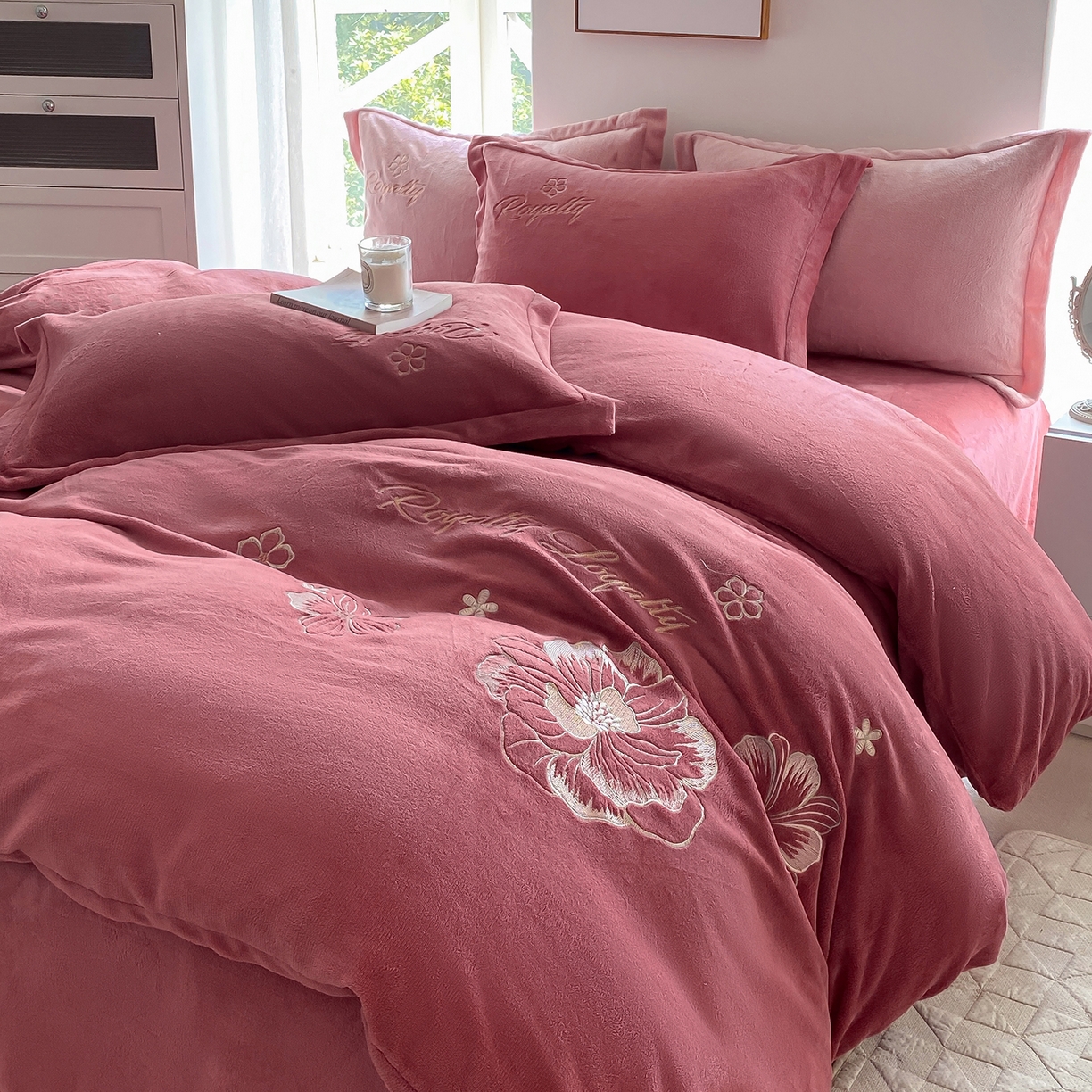 91家纺网 家纺一手货源 找家纺 悦织湾家纺 2025新款绣花200克重牛奶绒四件套刺绣3.5万针7斤重高密加厚保暖跨境专供外贸出口电商热销款 花语-豆沙