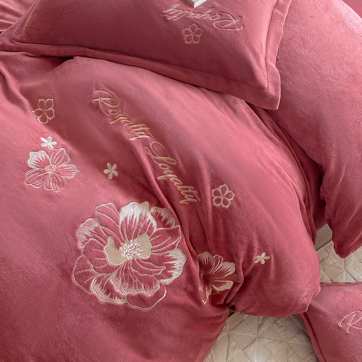 91家纺网 家纺一手货源 找家纺 悦织湾家纺 2025新款绣花200克重牛奶绒四件套刺绣3.5万针7斤重高密加厚保暖跨境专供外贸出口电商热销款 花语-豆沙