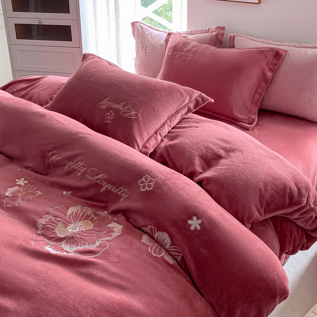 91家纺网 家纺一手货源 找家纺 悦织湾家纺 2025新款绣花200克重牛奶绒四件套刺绣3.5万针7斤重高密加厚保暖跨境专供外贸出口电商热销款 花语-豆沙