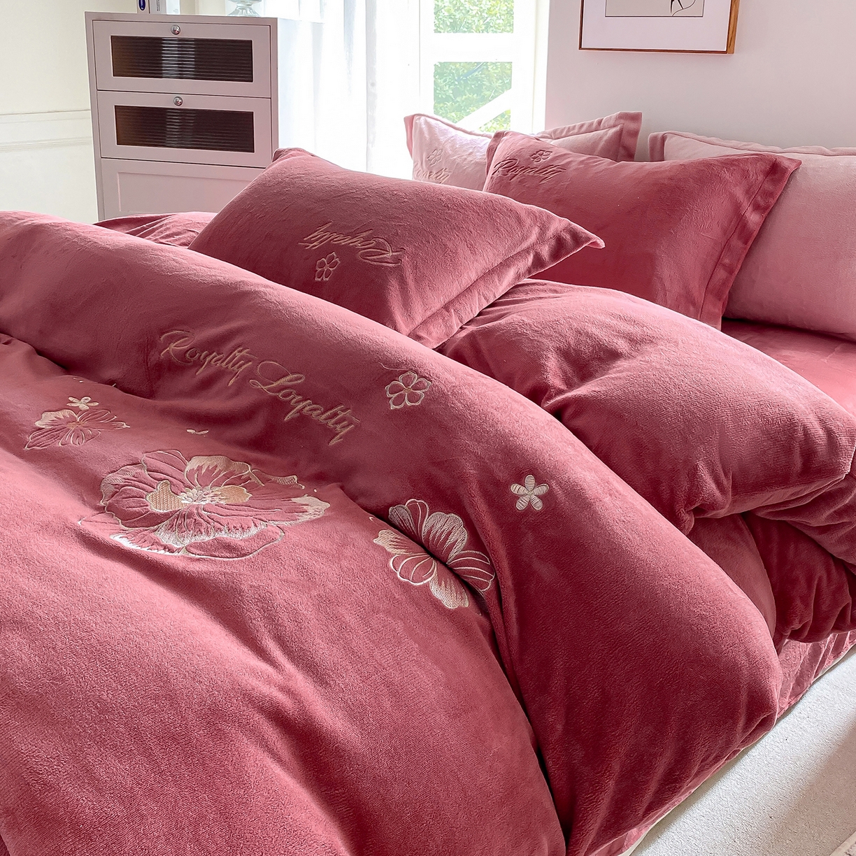 91家纺网 家纺一手货源 找家纺 悦织湾家纺 2025新款绣花200克重牛奶绒四件套刺绣3.5万针7斤重高密加厚保暖跨境专供外贸出口电商热销款 花语-豆沙