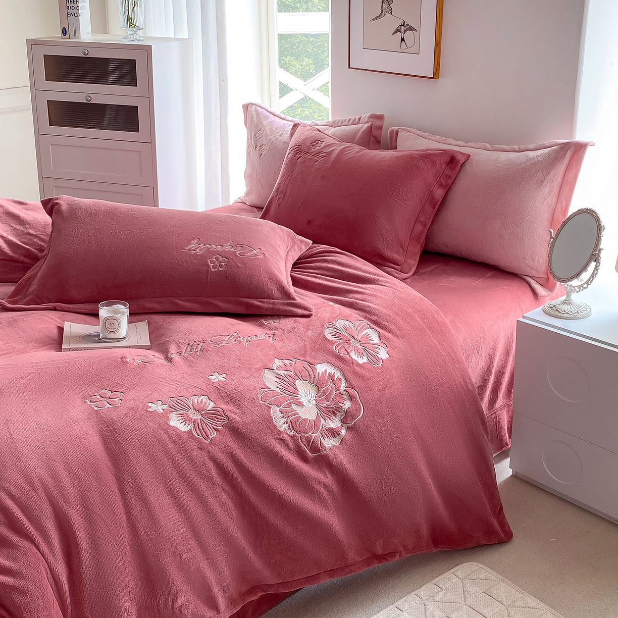 91家纺网 家纺一手货源 找家纺 悦织湾家纺 2025新款绣花200克重牛奶绒四件套刺绣3.5万针7斤重高密加厚保暖跨境专供外贸出口电商热销款 花语-豆沙