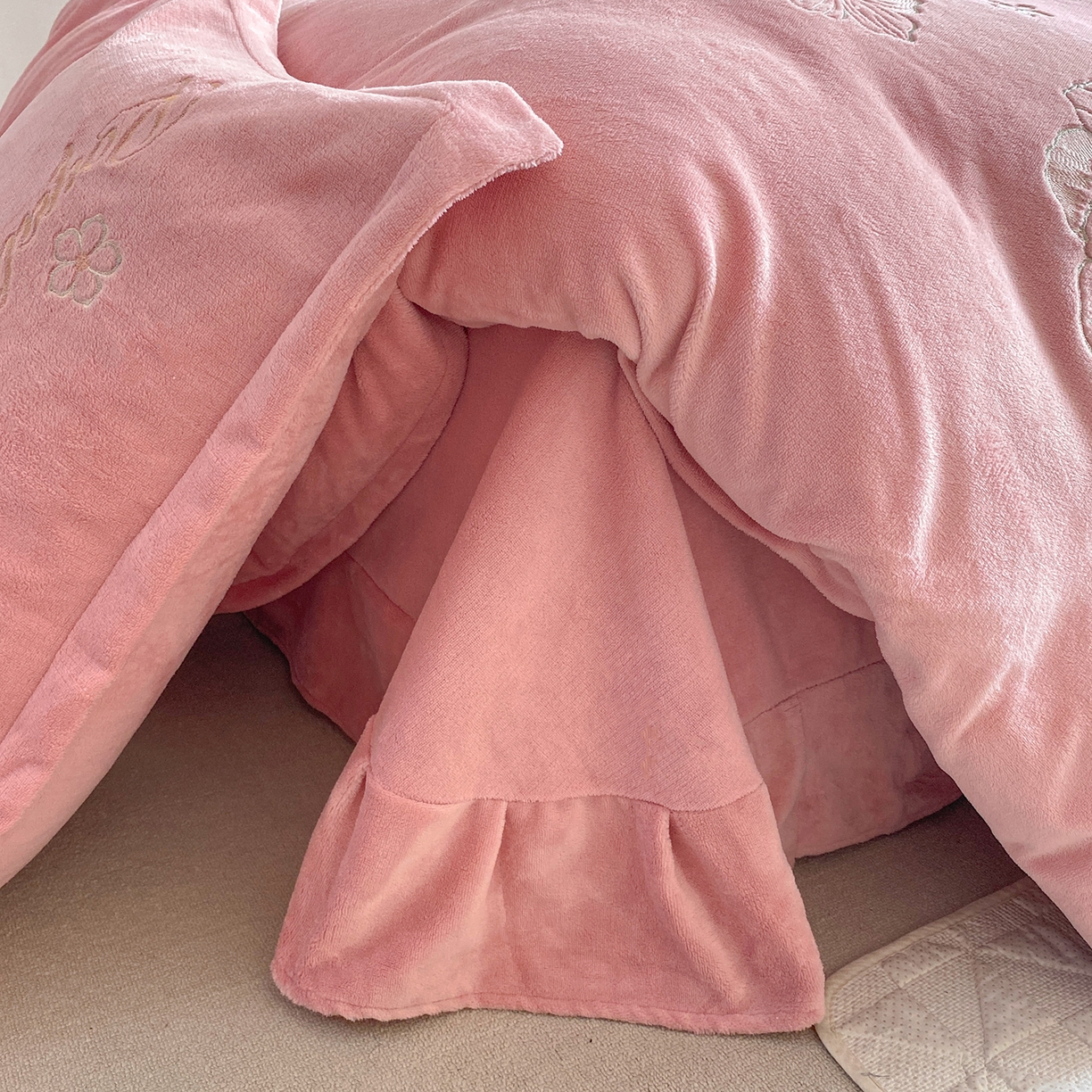 91家纺网 家纺一手货源 找家纺 悦织湾家纺 2025新款绣花200克重牛奶绒四件套刺绣3.5万针7斤重高密加厚保暖跨境专供外贸出口电商热销款 花语-粉