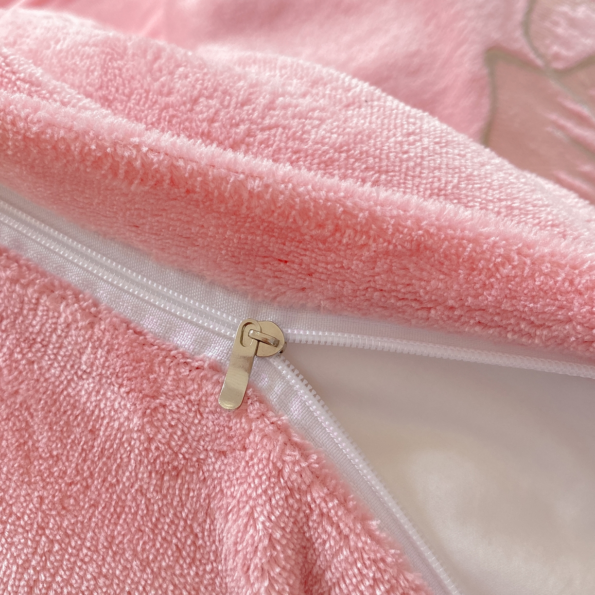 91家纺网 家纺一手货源 找家纺 悦织湾家纺 2025新款绣花200克重牛奶绒四件套刺绣3.5万针7斤重高密加厚保暖跨境专供外贸出口电商热销款 花语-粉