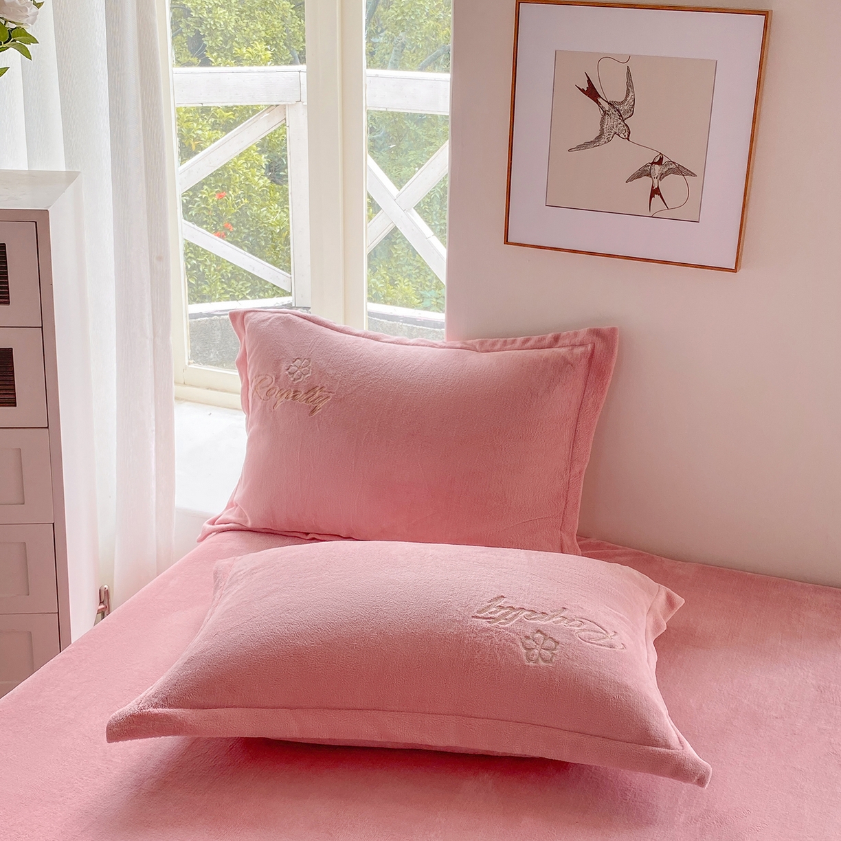 91家纺网 家纺一手货源 找家纺 悦织湾家纺 2025新款绣花200克重牛奶绒四件套刺绣3.5万针7斤重高密加厚保暖跨境专供外贸出口电商热销款 花语-粉