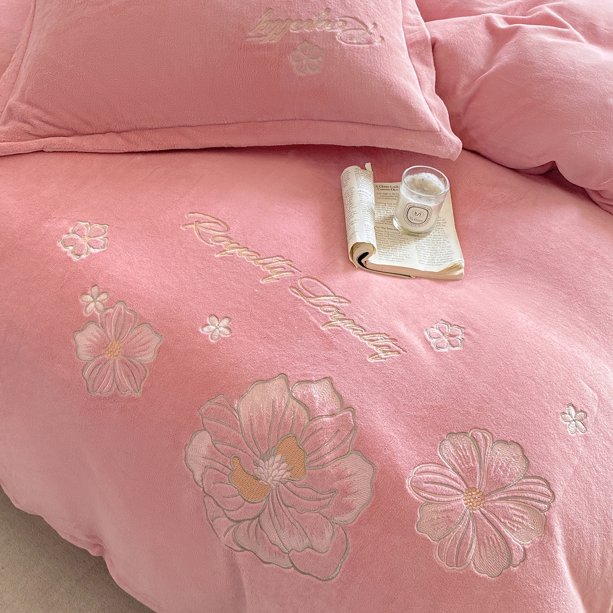 91家纺网 家纺一手货源 找家纺 悦织湾家纺 2025新款绣花200克重牛奶绒四件套刺绣3.5万针7斤重高密加厚保暖跨境专供外贸出口电商热销款 花语-粉