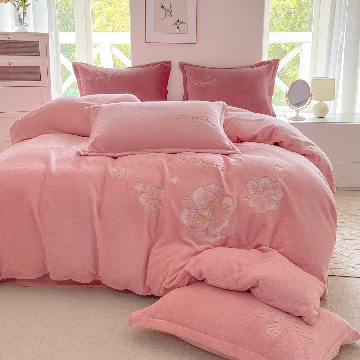 91家纺网 家纺一手货源 找家纺 悦织湾家纺 2025新款绣花200克重牛奶绒四件套刺绣3.5万针7斤重高密加厚保暖跨境专供外贸出口电商热销款 花语-粉