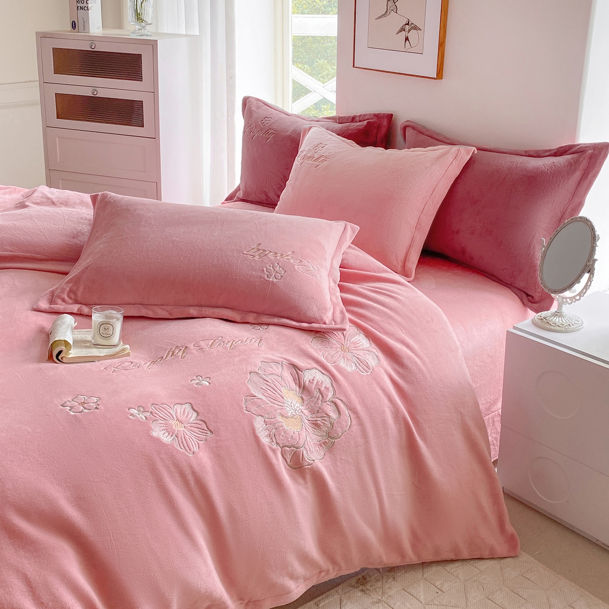 91家纺网 家纺一手货源 找家纺 悦织湾家纺 2025新款绣花200克重牛奶绒四件套刺绣3.5万针7斤重高密加厚保暖跨境专供外贸出口电商热销款 花语-粉