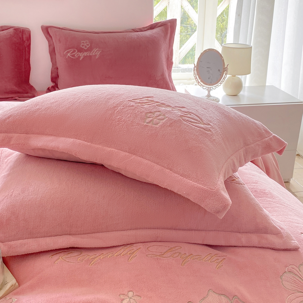 91家纺网 家纺一手货源 找家纺 悦织湾家纺 2025新款绣花200克重牛奶绒四件套刺绣3.5万针7斤重高密加厚保暖跨境专供外贸出口电商热销款 花语-粉