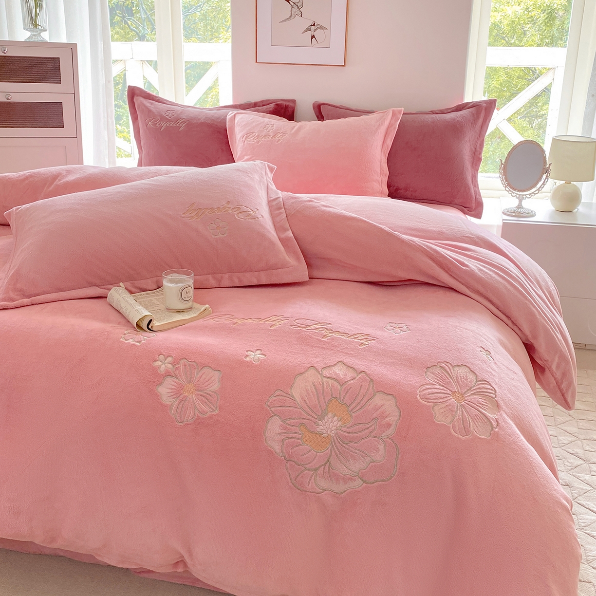 91家纺网 家纺一手货源 找家纺 悦织湾家纺 2025新款绣花200克重牛奶绒四件套刺绣3.5万针7斤重高密加厚保暖跨境专供外贸出口电商热销款 花语-粉