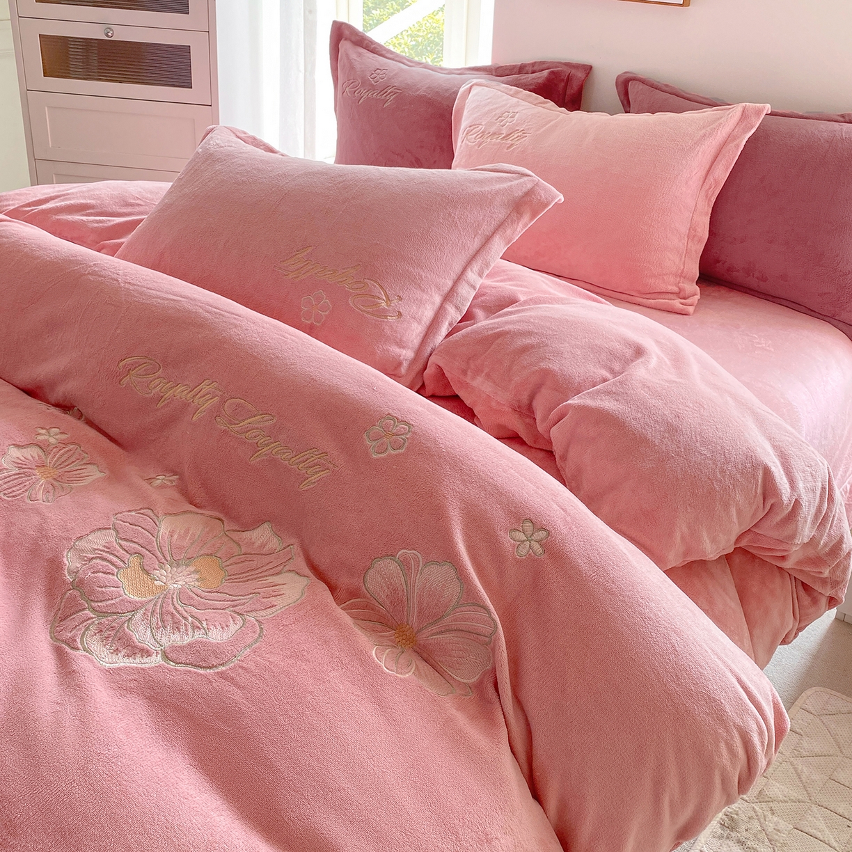 91家纺网 家纺一手货源 找家纺 悦织湾家纺 2025新款绣花200克重牛奶绒四件套刺绣3.5万针7斤重高密加厚保暖跨境专供外贸出口电商热销款 花语-粉