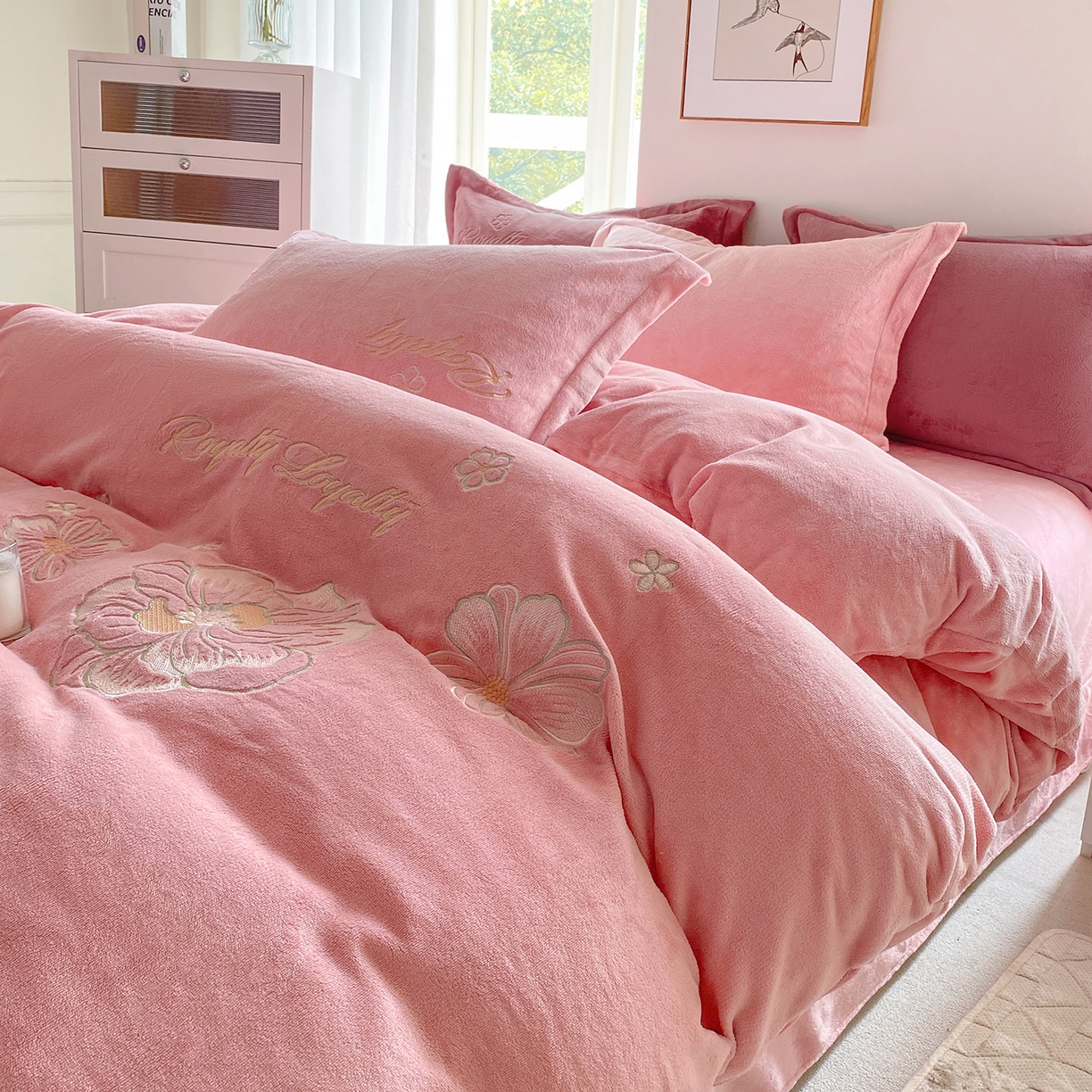 91家纺网 家纺一手货源 找家纺 悦织湾家纺 2025新款绣花200克重牛奶绒四件套刺绣3.5万针7斤重高密加厚保暖跨境专供外贸出口电商热销款 花语-粉