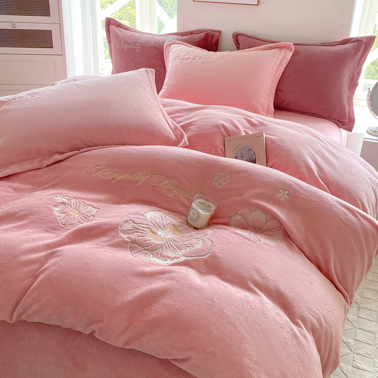 91家纺网 家纺一手货源 找家纺 悦织湾家纺 2025新款绣花200克重牛奶绒四件套刺绣3.5万针7斤重高密加厚保暖跨境专供外贸出口电商热销款 花语-粉