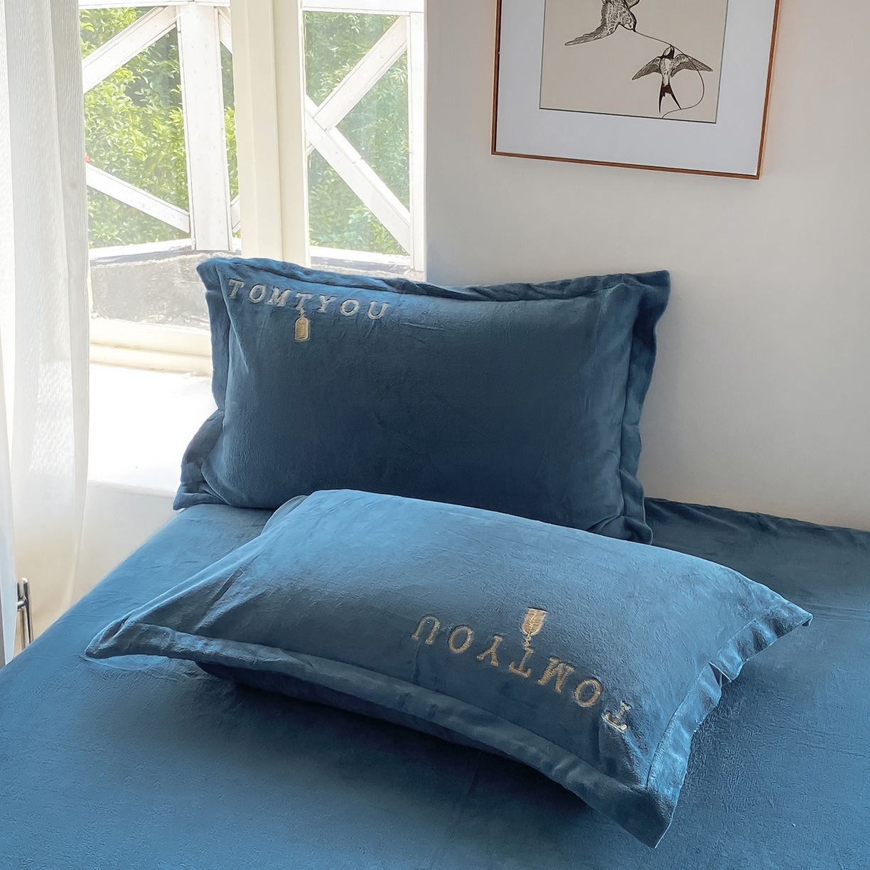 91家纺网 家纺一手货源 找家纺 悦织湾家纺 2025新款绣花200克重牛奶绒四件套刺绣3.5万针7斤重高密加厚保暖跨境专供外贸出口电商热销款 玫瑰-宾利蓝