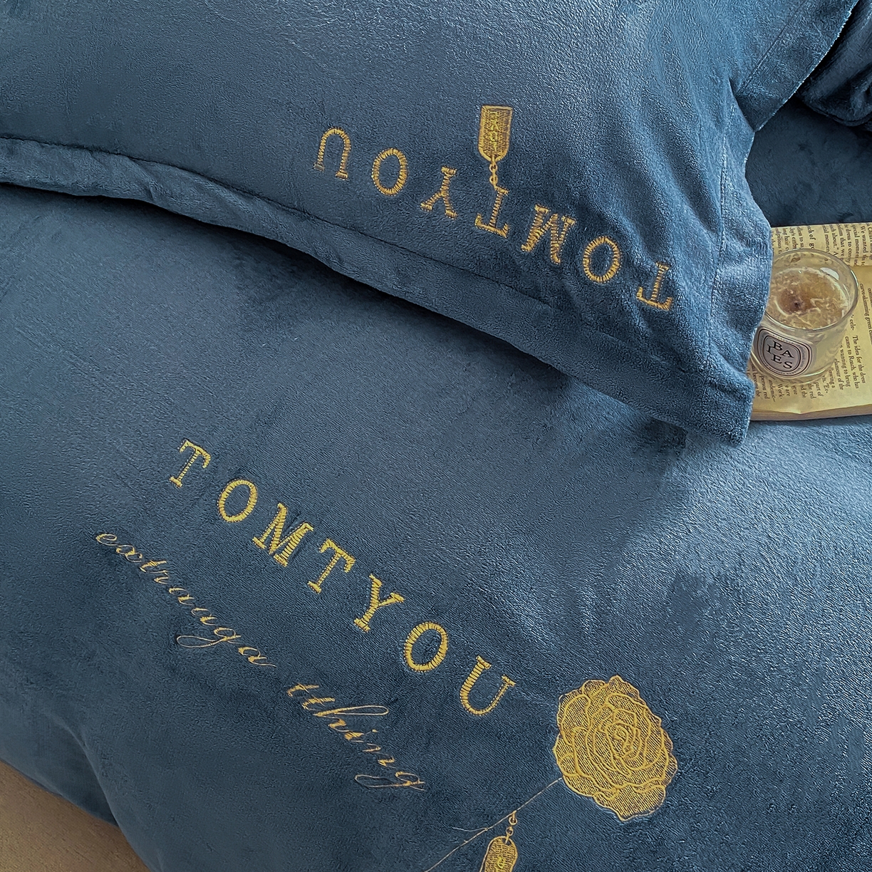 91家纺网 家纺一手货源 找家纺 悦织湾家纺 2025新款绣花200克重牛奶绒四件套刺绣3.5万针7斤重高密加厚保暖跨境专供外贸出口电商热销款 玫瑰-宾利蓝