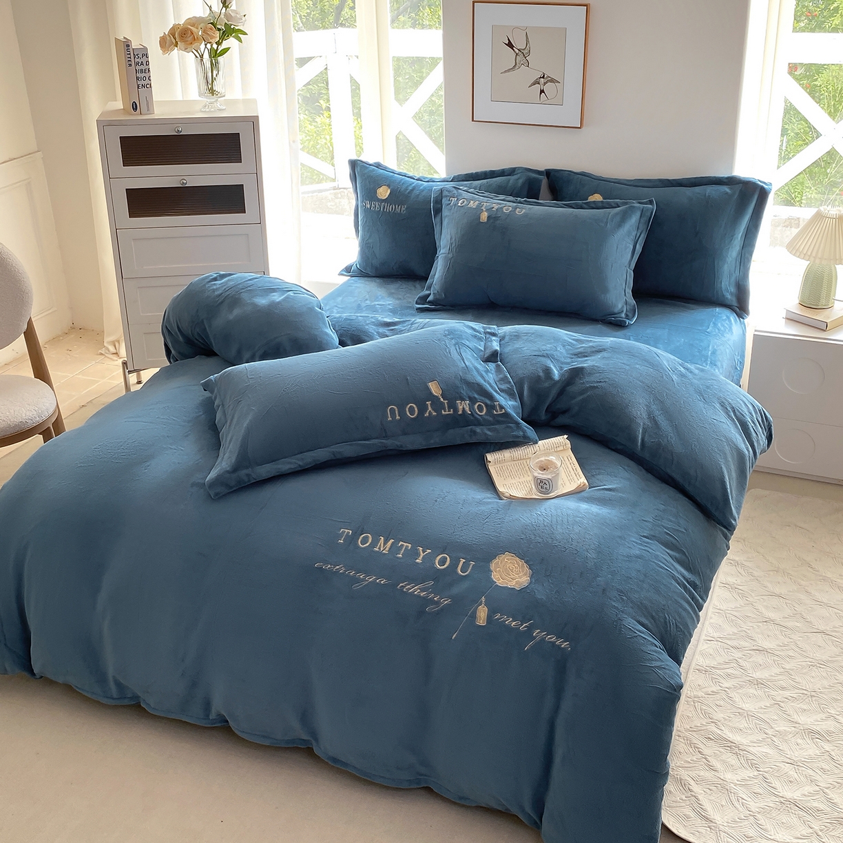 91家纺网 家纺一手货源 找家纺 悦织湾家纺 2025新款绣花200克重牛奶绒四件套刺绣3.5万针7斤重高密加厚保暖跨境专供外贸出口电商热销款 玫瑰-宾利蓝