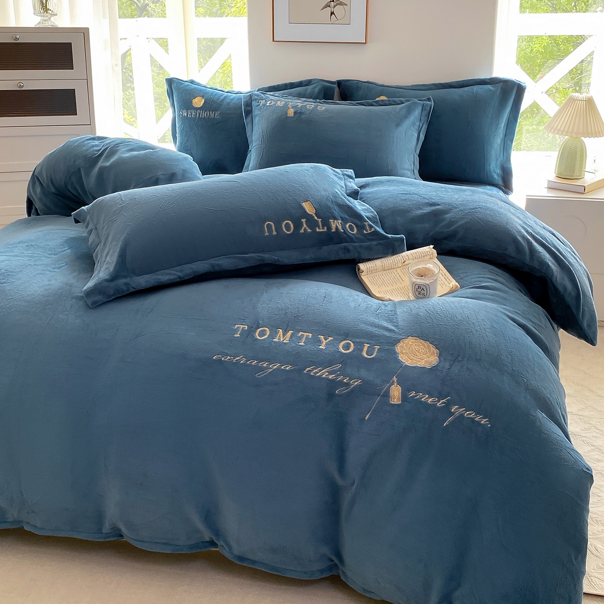 91家纺网 家纺一手货源 找家纺 悦织湾家纺 2025新款绣花200克重牛奶绒四件套刺绣3.5万针7斤重高密加厚保暖跨境专供外贸出口电商热销款 玫瑰-宾利蓝