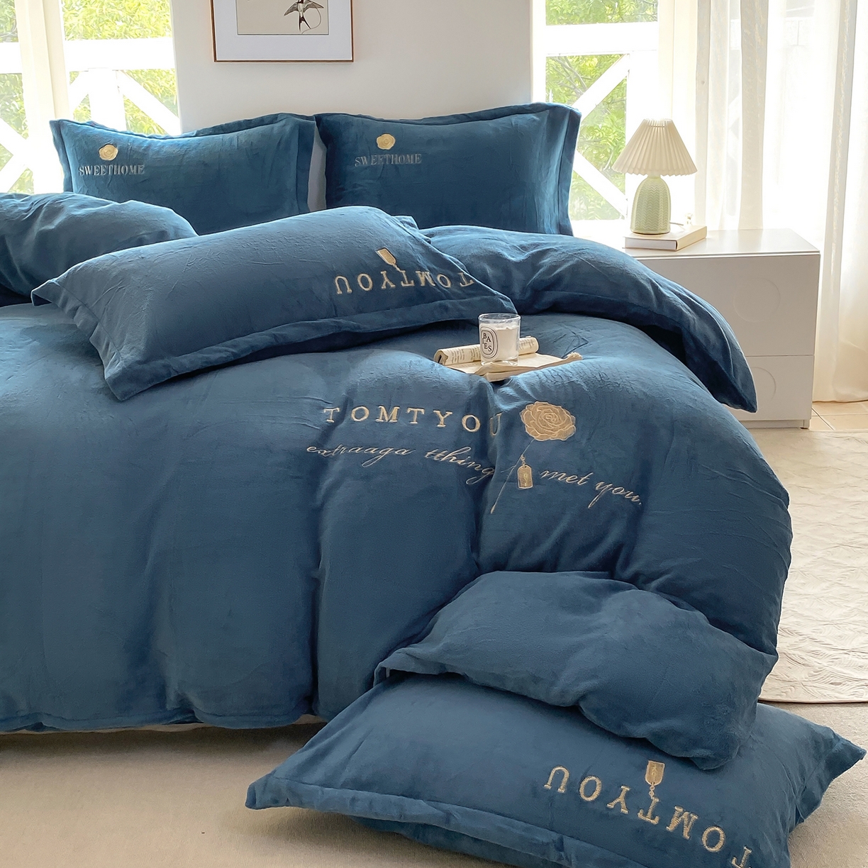 91家纺网 家纺一手货源 找家纺 悦织湾家纺 2025新款绣花200克重牛奶绒四件套刺绣3.5万针7斤重高密加厚保暖跨境专供外贸出口电商热销款 玫瑰-宾利蓝