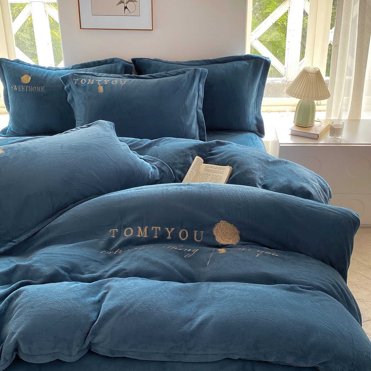 91家纺网 家纺一手货源 找家纺 悦织湾家纺 2025新款绣花200克重牛奶绒四件套刺绣3.5万针7斤重高密加厚保暖跨境专供外贸出口电商热销款 玫瑰-宾利蓝