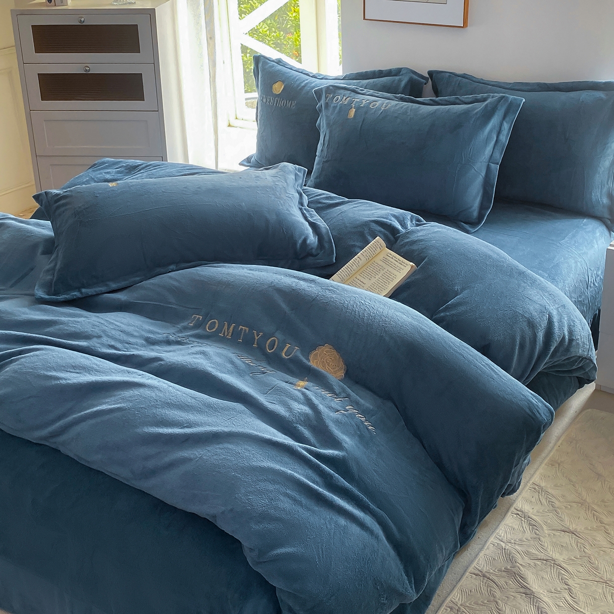 91家纺网 家纺一手货源 找家纺 悦织湾家纺 2025新款绣花200克重牛奶绒四件套刺绣3.5万针7斤重高密加厚保暖跨境专供外贸出口电商热销款 玫瑰-宾利蓝