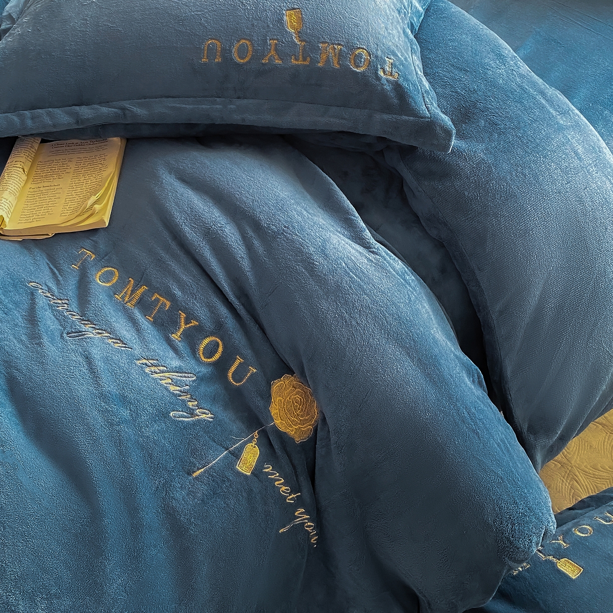 91家纺网 家纺一手货源 找家纺 悦织湾家纺 2025新款绣花200克重牛奶绒四件套刺绣3.5万针7斤重高密加厚保暖跨境专供外贸出口电商热销款 玫瑰-宾利蓝