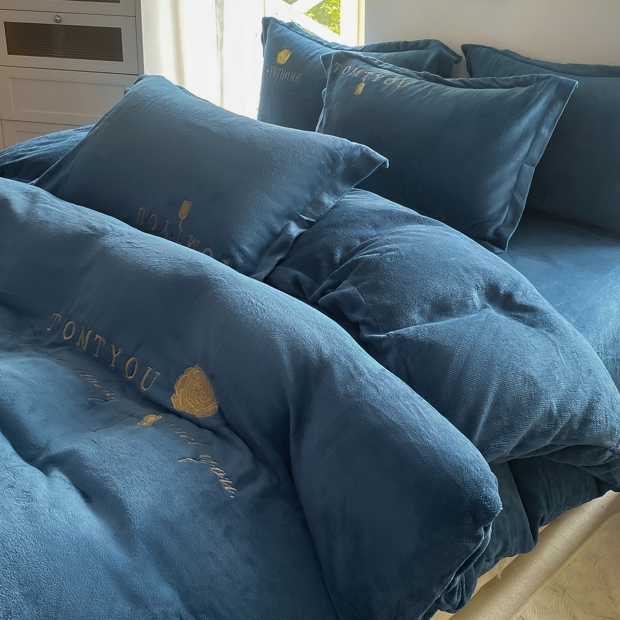 91家纺网 家纺一手货源 找家纺 悦织湾家纺 2025新款绣花200克重牛奶绒四件套刺绣3.5万针7斤重高密加厚保暖跨境专供外贸出口电商热销款 玫瑰-宾利蓝