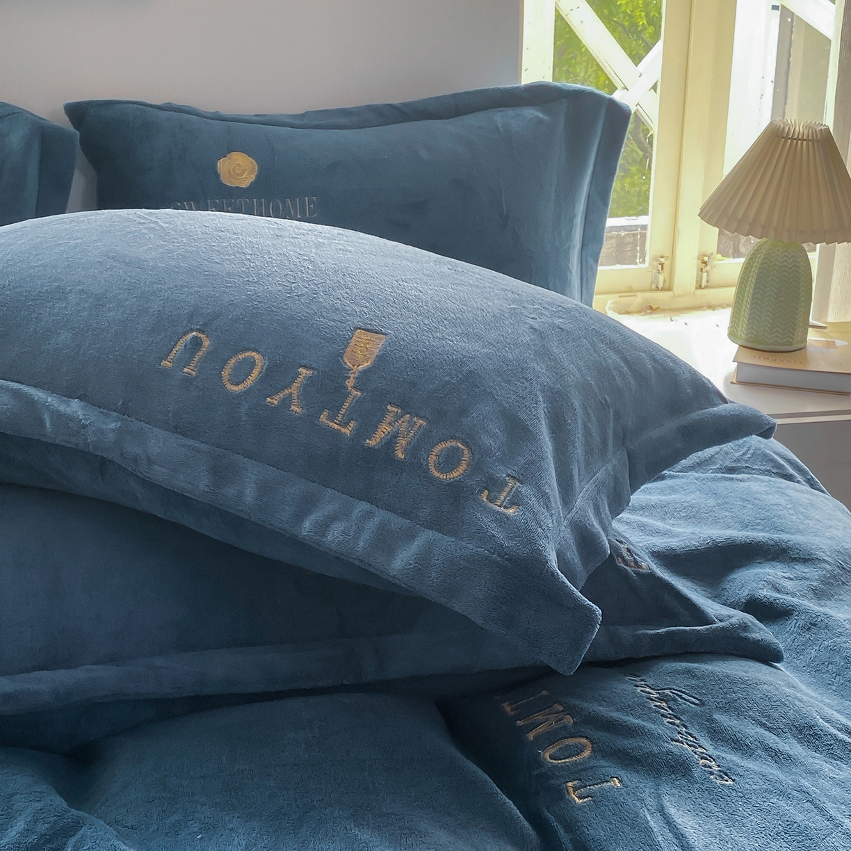 91家纺网 家纺一手货源 找家纺 悦织湾家纺 2025新款绣花200克重牛奶绒四件套刺绣3.5万针7斤重高密加厚保暖跨境专供外贸出口电商热销款 玫瑰-宾利蓝