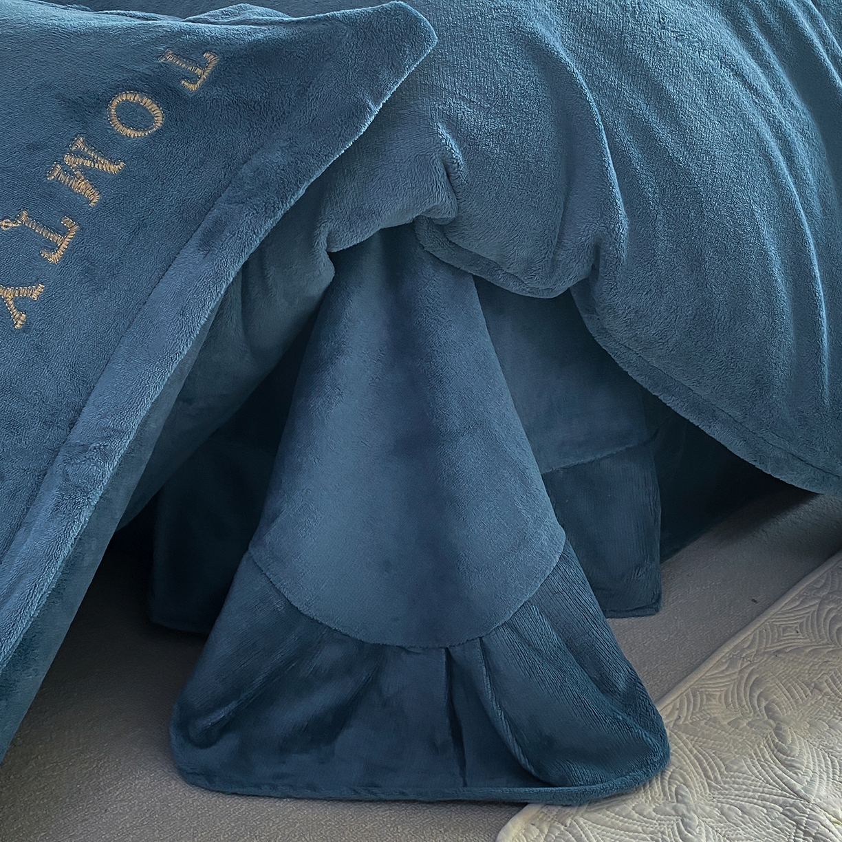 91家纺网 家纺一手货源 找家纺 悦织湾家纺 2025新款绣花200克重牛奶绒四件套刺绣3.5万针7斤重高密加厚保暖跨境专供外贸出口电商热销款 玫瑰-宾利蓝