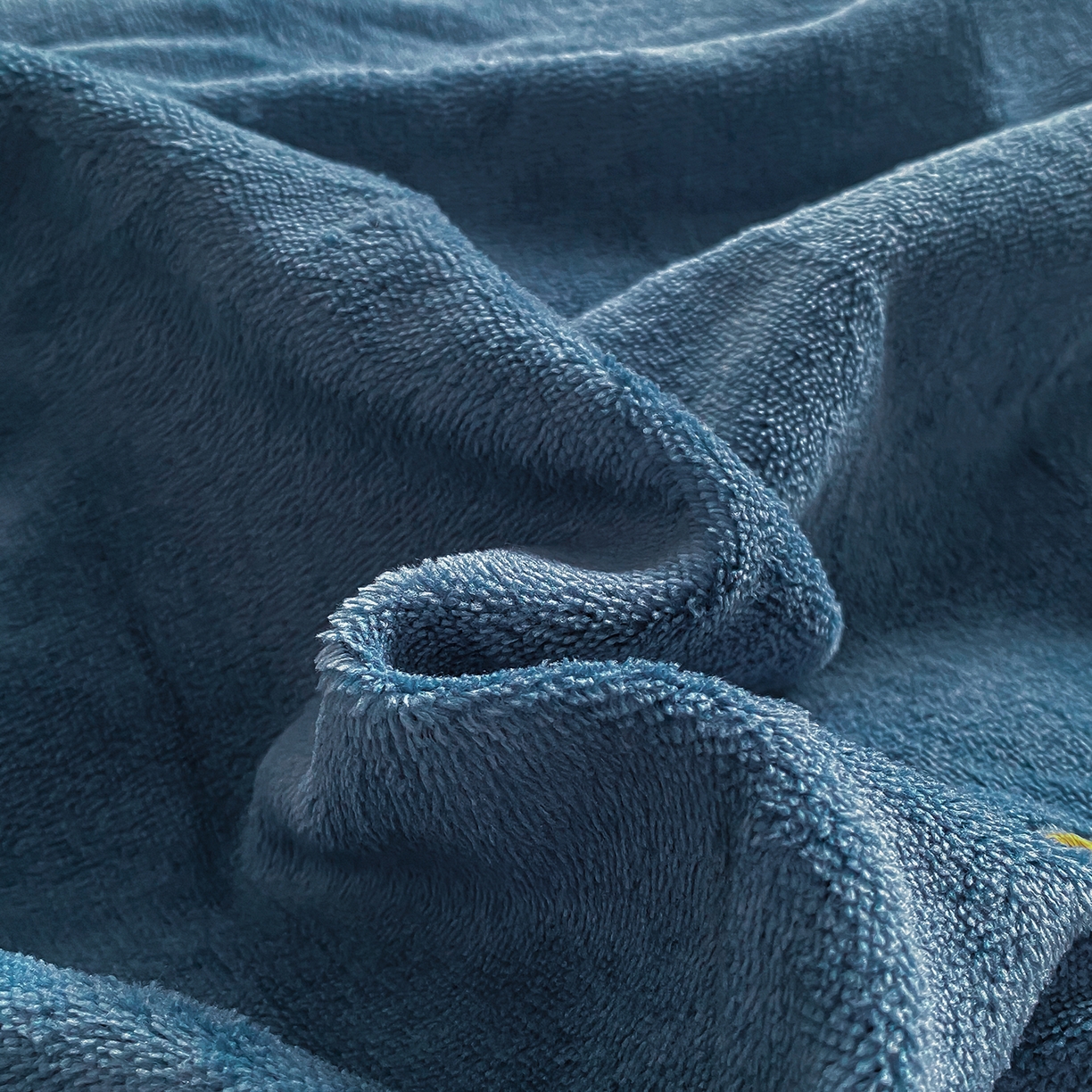 91家纺网 家纺一手货源 找家纺 悦织湾家纺 2025新款绣花200克重牛奶绒四件套刺绣3.5万针7斤重高密加厚保暖跨境专供外贸出口电商热销款 玫瑰-宾利蓝