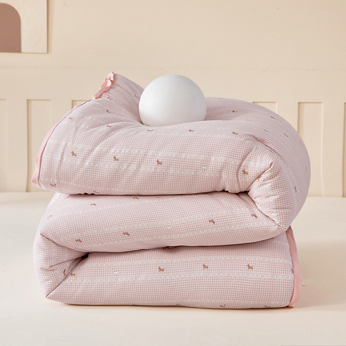 91家纺网 家纺一手货源 找家纺 亿莱鑫 2025新款水洗贝贝棉养肤被子被芯春秋被冬被 小狗漫步