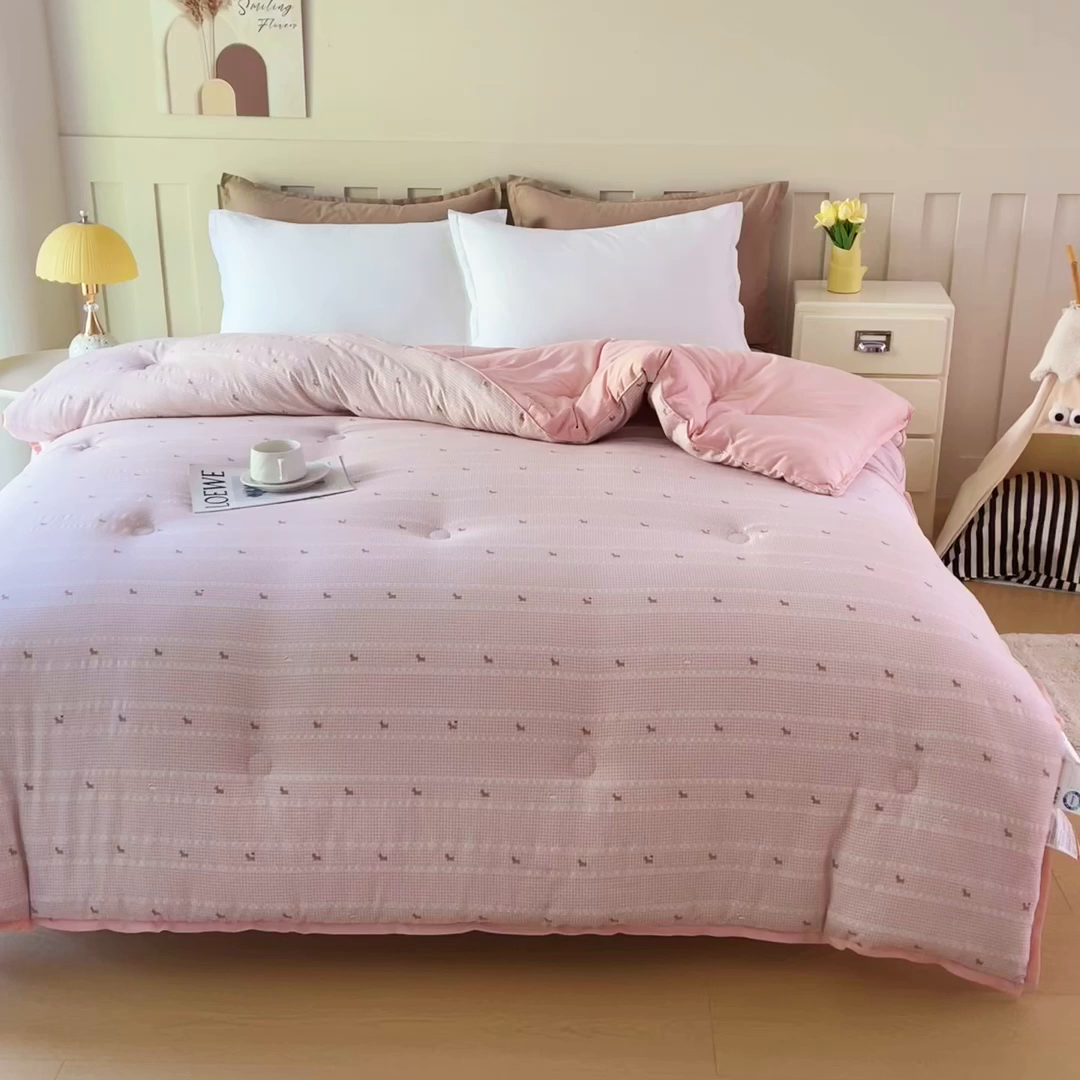 91家纺网 家纺一手货源 找家纺 亿莱鑫 2025新款水洗贝贝棉养肤被子被芯春秋被冬被 小狗漫步