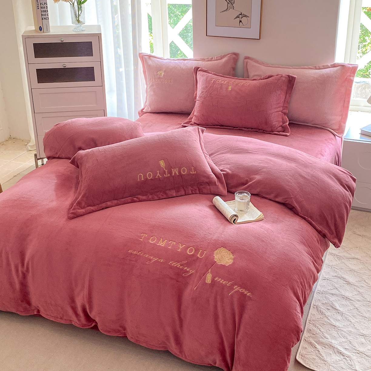 91家纺网 家纺一手货源 找家纺 悦织湾家纺 2025新款绣花200克重牛奶绒四件套刺绣3.5万针7斤重高密加厚保暖跨境专供外贸出口电商热销款 玫瑰-豆沙