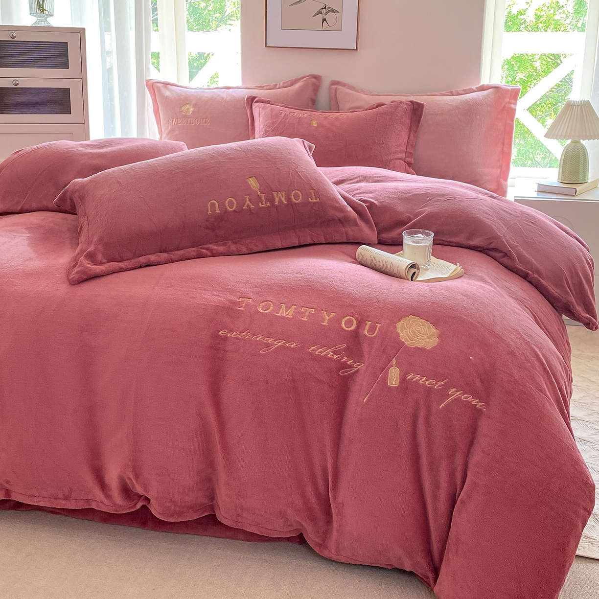 91家纺网 家纺一手货源 找家纺 悦织湾家纺 2025新款绣花200克重牛奶绒四件套刺绣3.5万针7斤重高密加厚保暖跨境专供外贸出口电商热销款 玫瑰-豆沙