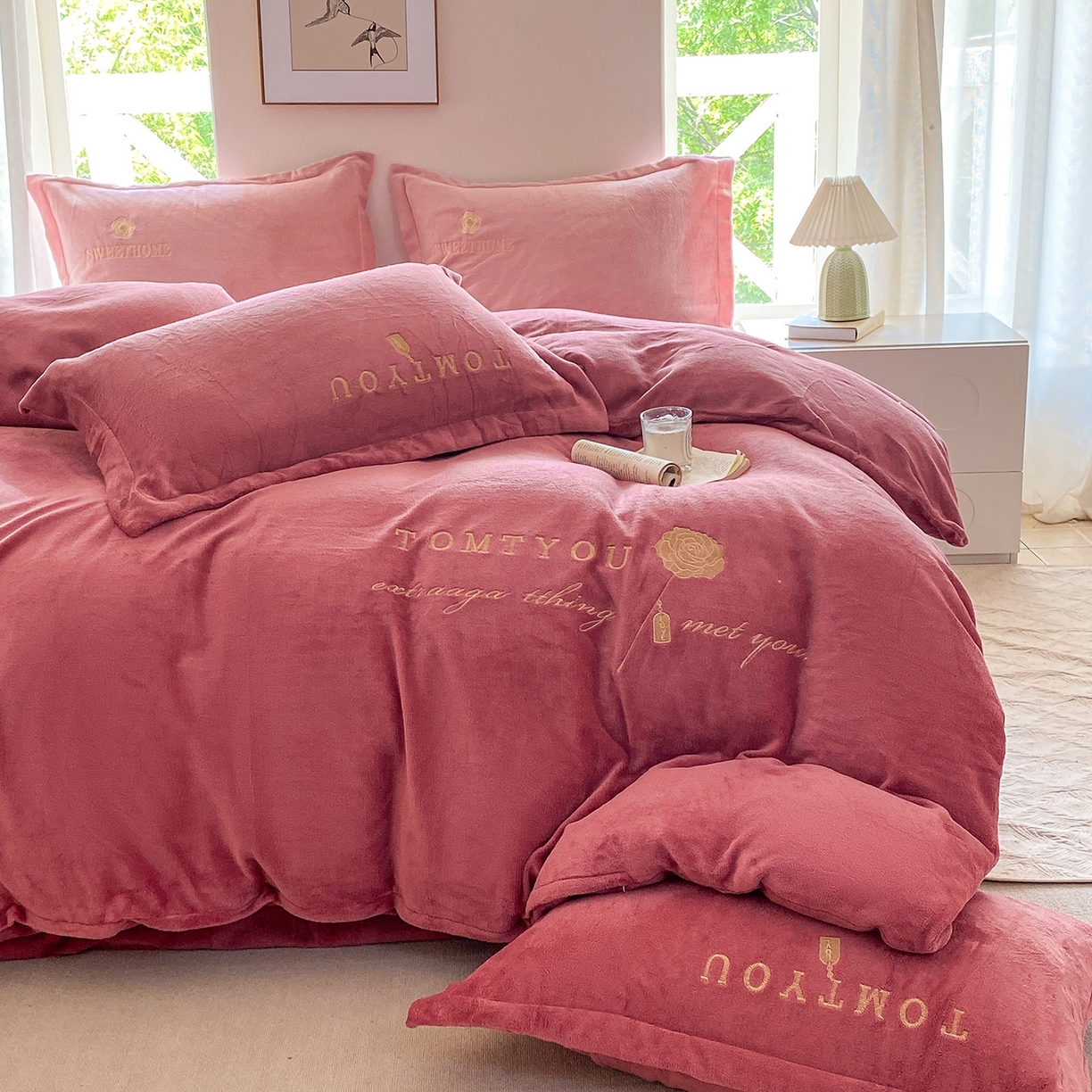 91家纺网 家纺一手货源 找家纺 悦织湾家纺 2025新款绣花200克重牛奶绒四件套刺绣3.5万针7斤重高密加厚保暖跨境专供外贸出口电商热销款 玫瑰-豆沙