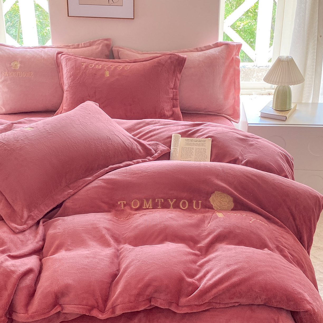 91家纺网 家纺一手货源 找家纺 悦织湾家纺 2025新款绣花200克重牛奶绒四件套刺绣3.5万针7斤重高密加厚保暖跨境专供外贸出口电商热销款 玫瑰-豆沙