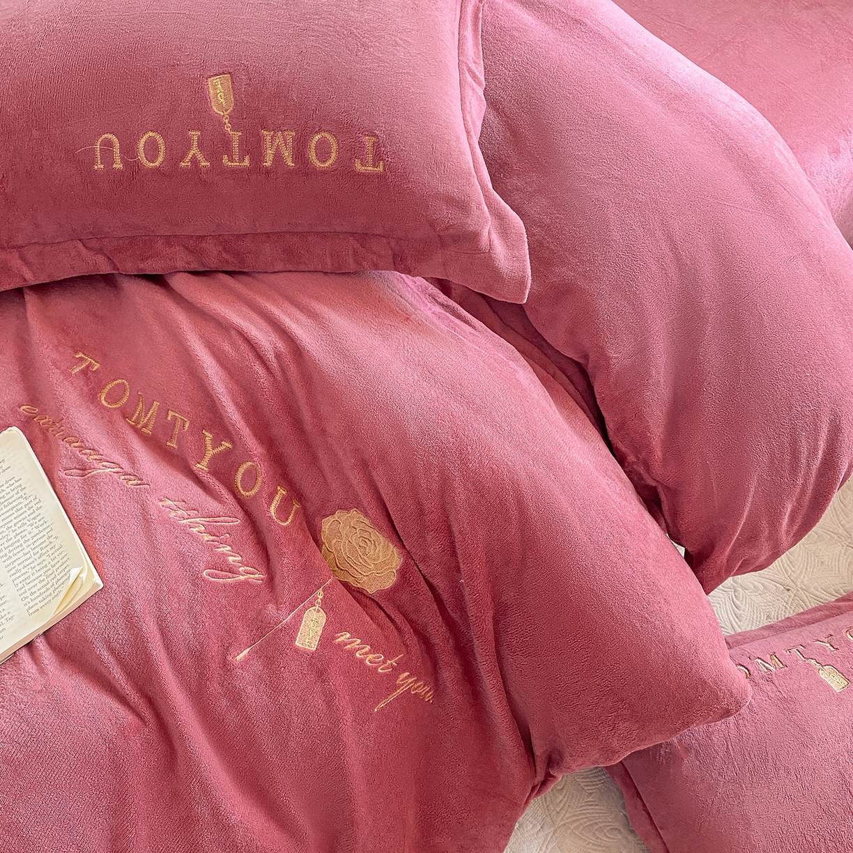 91家纺网 家纺一手货源 找家纺 悦织湾家纺 2025新款绣花200克重牛奶绒四件套刺绣3.5万针7斤重高密加厚保暖跨境专供外贸出口电商热销款 玫瑰-豆沙