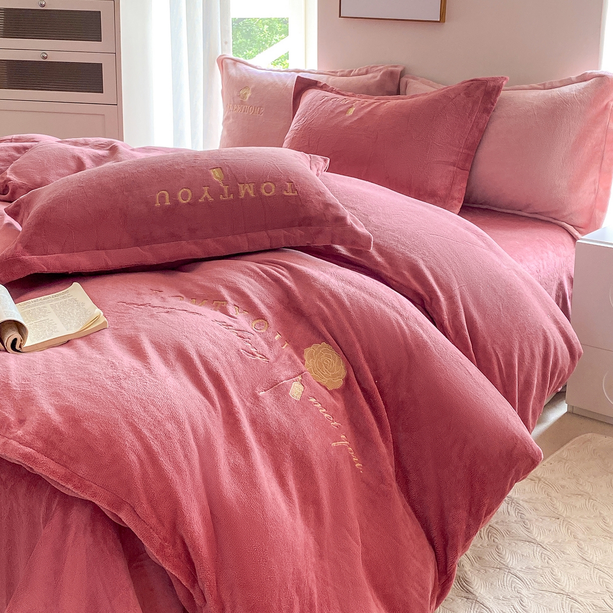 91家纺网 家纺一手货源 找家纺 悦织湾家纺 2025新款绣花200克重牛奶绒四件套刺绣3.5万针7斤重高密加厚保暖跨境专供外贸出口电商热销款 玫瑰-豆沙