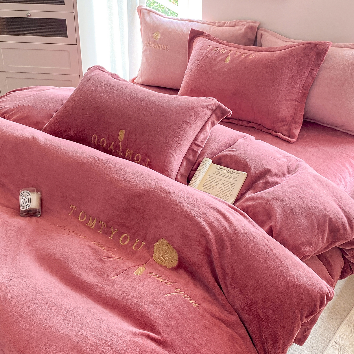 91家纺网 家纺一手货源 找家纺 悦织湾家纺 2025新款绣花200克重牛奶绒四件套刺绣3.5万针7斤重高密加厚保暖跨境专供外贸出口电商热销款 玫瑰-豆沙