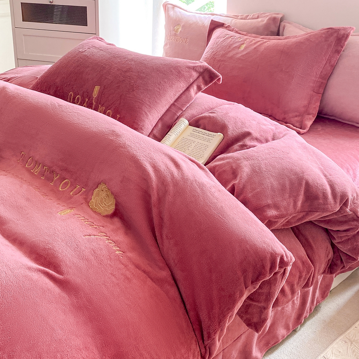 91家纺网 家纺一手货源 找家纺 悦织湾家纺 2025新款绣花200克重牛奶绒四件套刺绣3.5万针7斤重高密加厚保暖跨境专供外贸出口电商热销款 玫瑰-豆沙