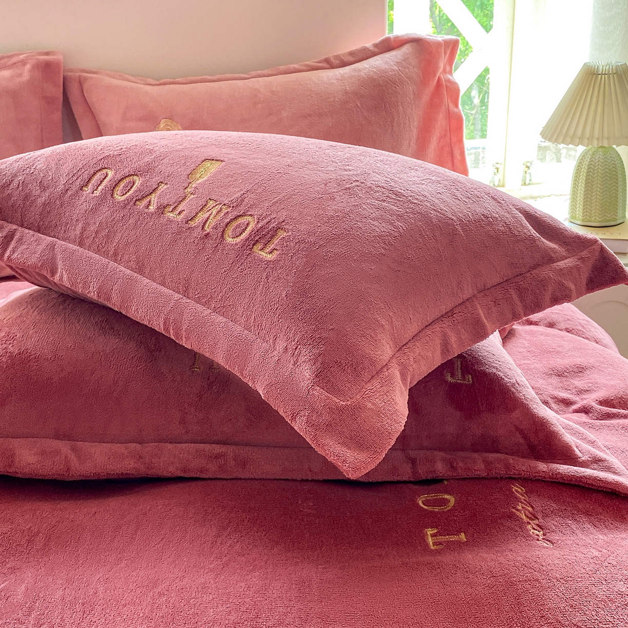 91家纺网 家纺一手货源 找家纺 悦织湾家纺 2025新款绣花200克重牛奶绒四件套刺绣3.5万针7斤重高密加厚保暖跨境专供外贸出口电商热销款 玫瑰-豆沙