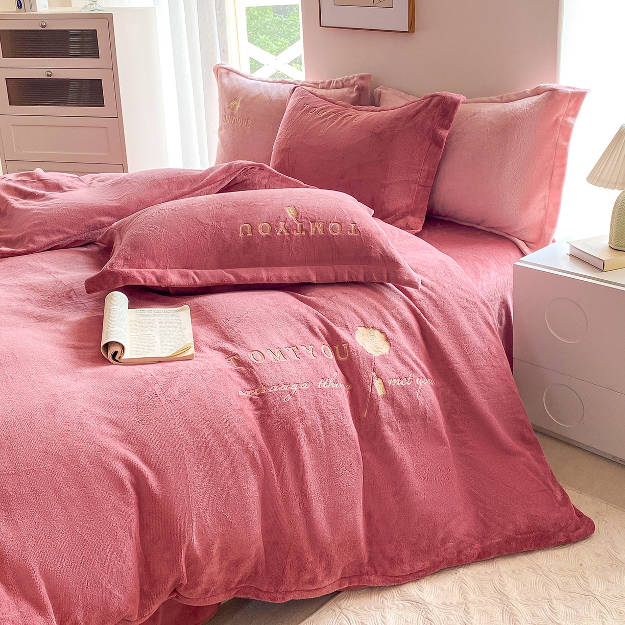 91家纺网 家纺一手货源 找家纺 悦织湾家纺 2025新款绣花200克重牛奶绒四件套刺绣3.5万针7斤重高密加厚保暖跨境专供外贸出口电商热销款 玫瑰-豆沙