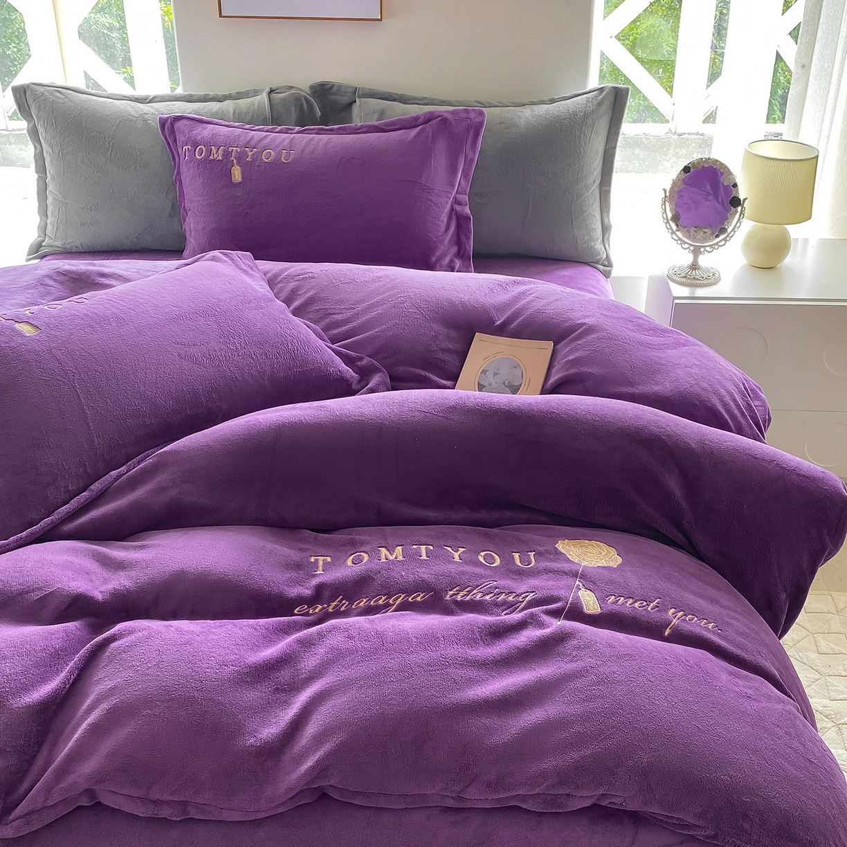 91家纺网 家纺一手货源 找家纺 悦织湾家纺 2025新款绣花200克重牛奶绒四件套刺绣3.5万针7斤重高密加厚保暖跨境专供外贸出口电商热销款 玫瑰-紫