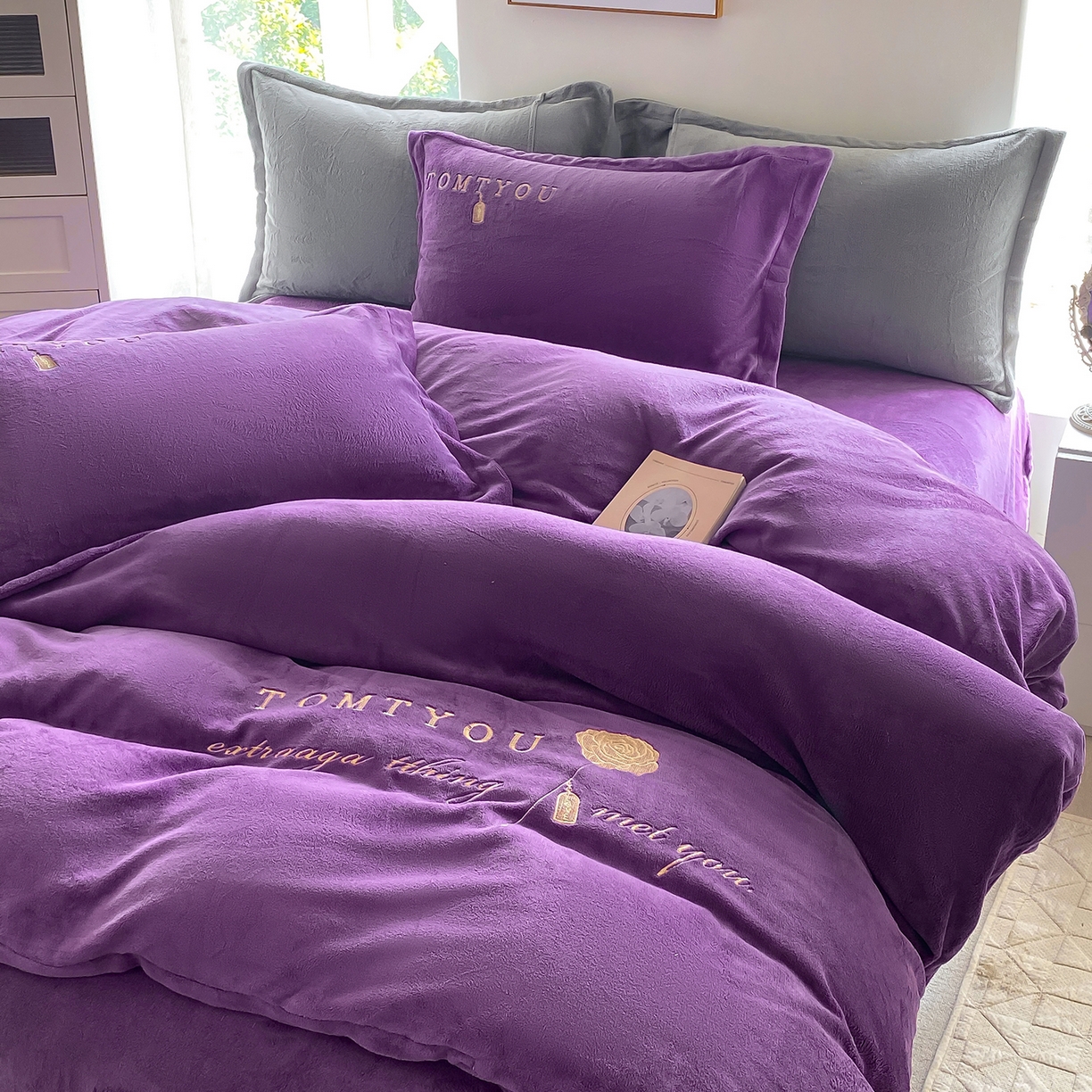 91家纺网 家纺一手货源 找家纺 悦织湾家纺 2025新款绣花200克重牛奶绒四件套刺绣3.5万针7斤重高密加厚保暖跨境专供外贸出口电商热销款 玫瑰-紫