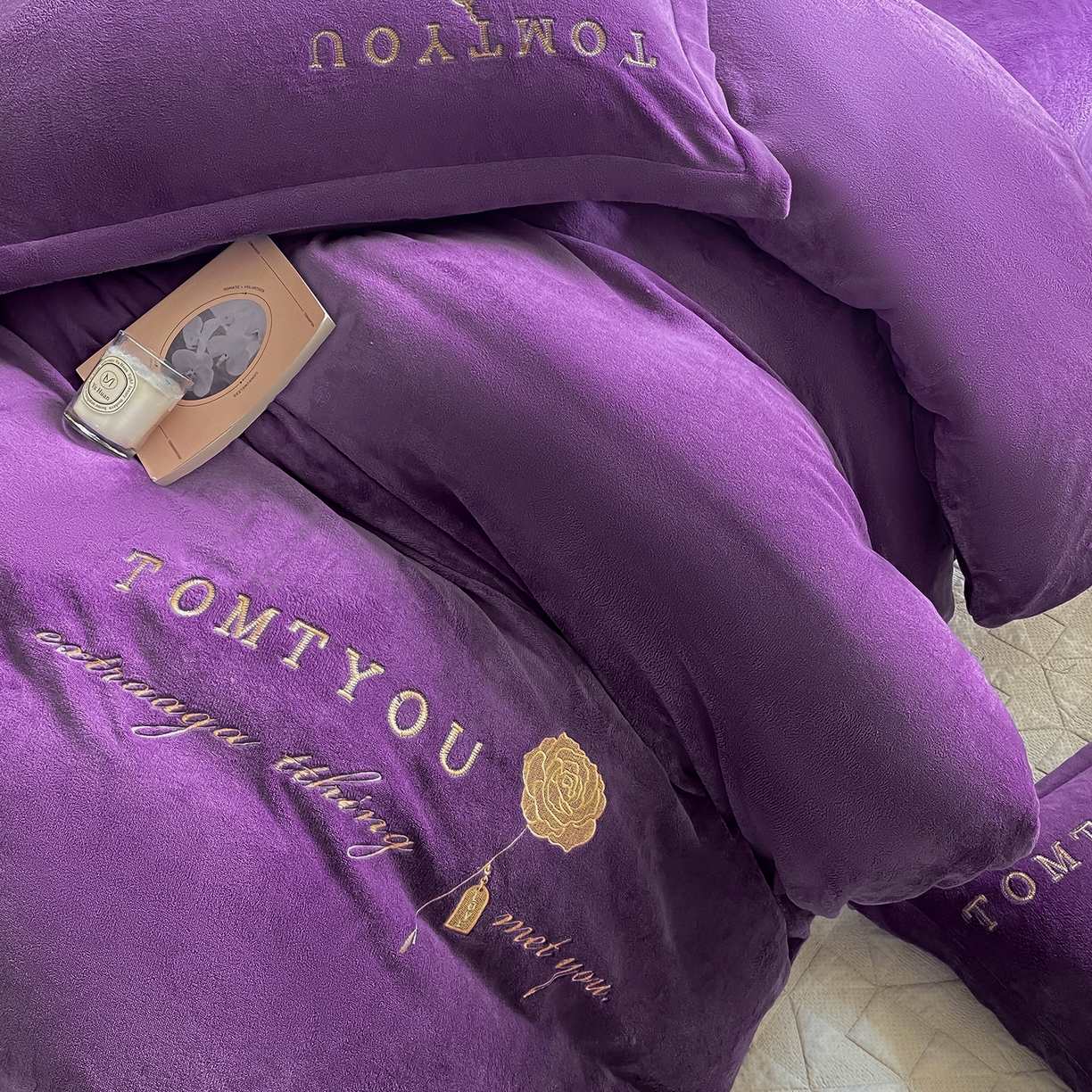 91家纺网 家纺一手货源 找家纺 悦织湾家纺 2025新款绣花200克重牛奶绒四件套刺绣3.5万针7斤重高密加厚保暖跨境专供外贸出口电商热销款 玫瑰-紫