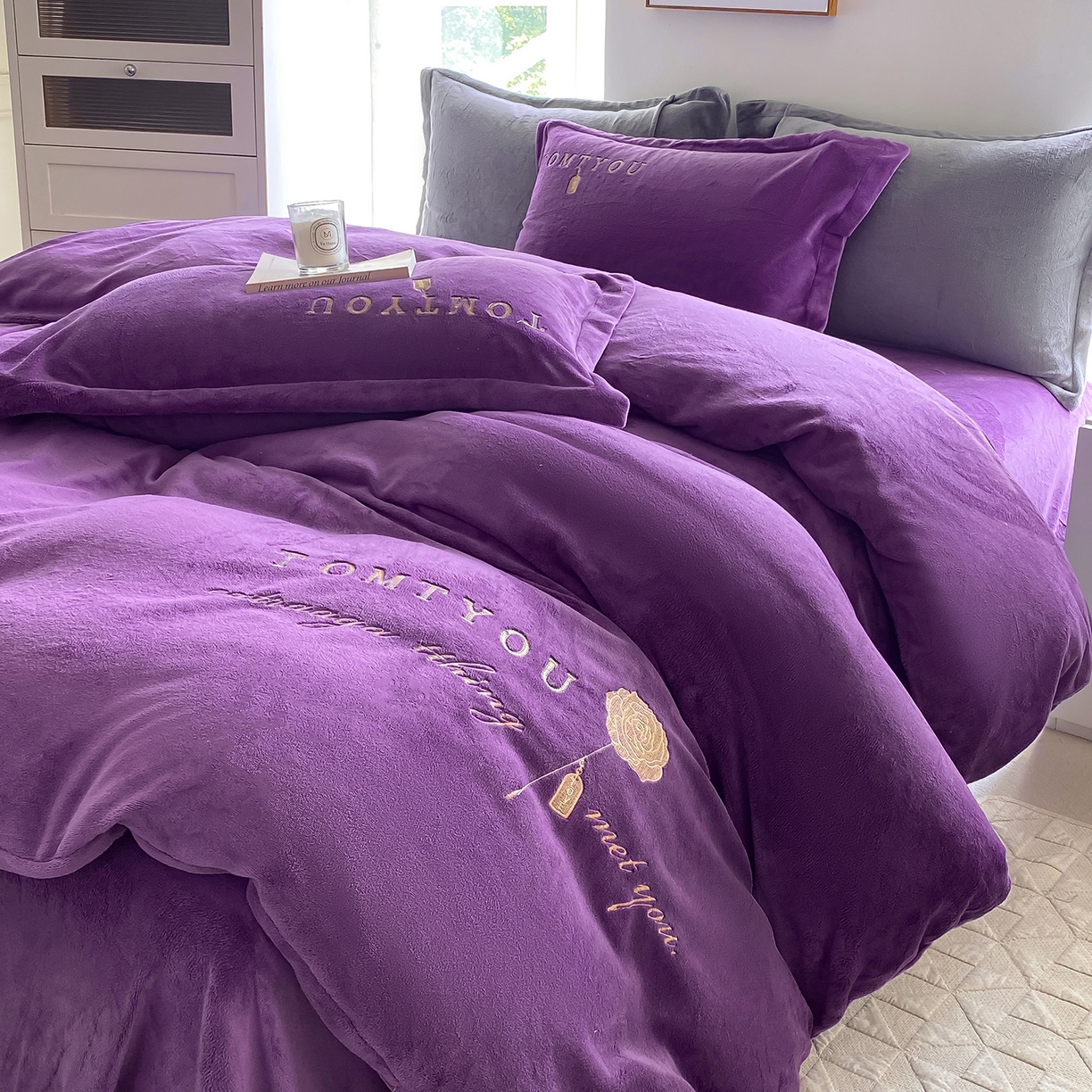 91家纺网 家纺一手货源 找家纺 悦织湾家纺 2025新款绣花200克重牛奶绒四件套刺绣3.5万针7斤重高密加厚保暖跨境专供外贸出口电商热销款 玫瑰-紫