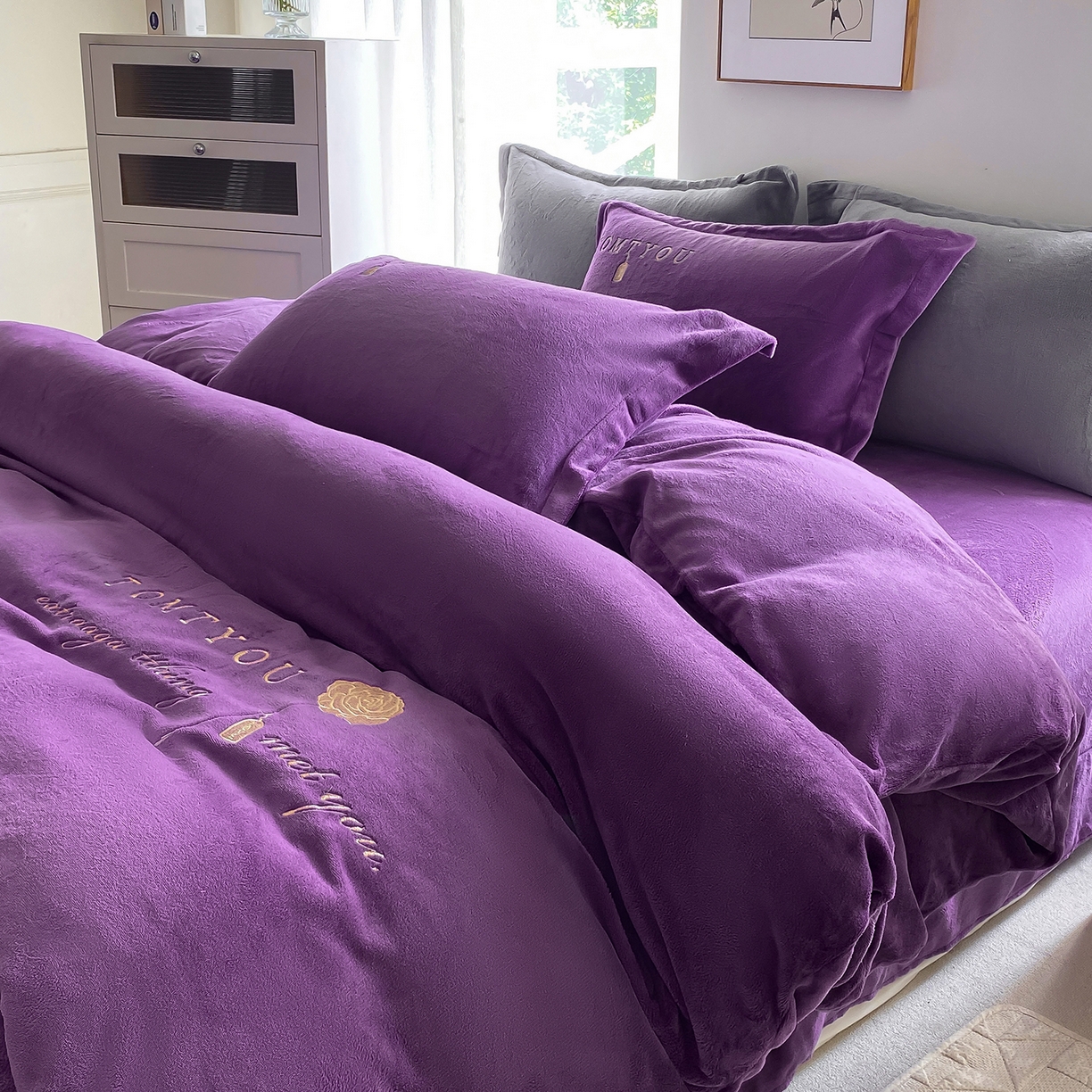 91家纺网 家纺一手货源 找家纺 悦织湾家纺 2025新款绣花200克重牛奶绒四件套刺绣3.5万针7斤重高密加厚保暖跨境专供外贸出口电商热销款 玫瑰-紫