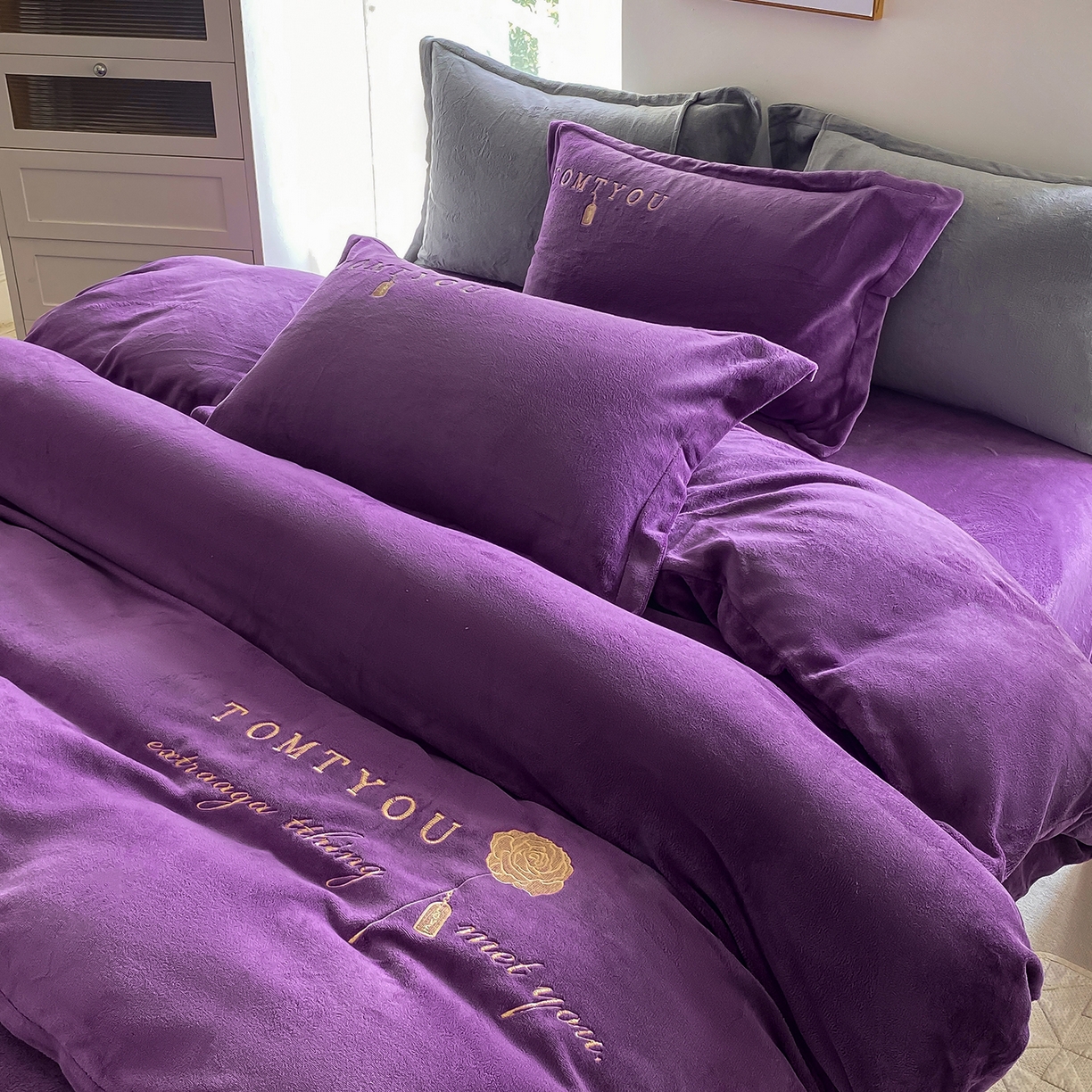 91家纺网 家纺一手货源 找家纺 悦织湾家纺 2025新款绣花200克重牛奶绒四件套刺绣3.5万针7斤重高密加厚保暖跨境专供外贸出口电商热销款 玫瑰-紫