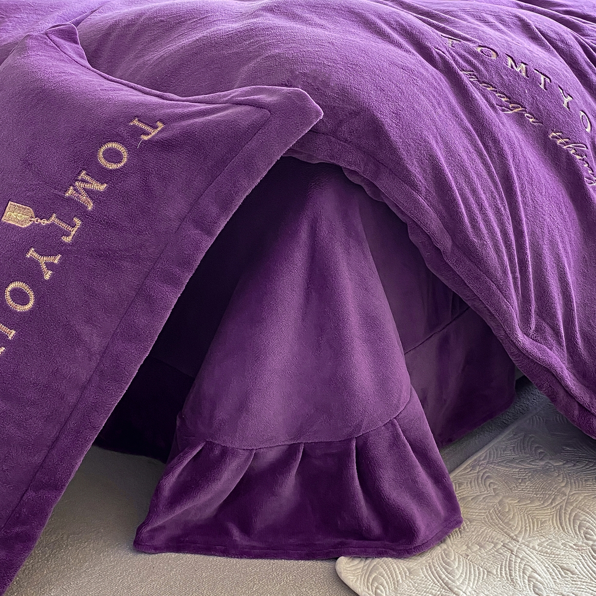 91家纺网 家纺一手货源 找家纺 悦织湾家纺 2025新款绣花200克重牛奶绒四件套刺绣3.5万针7斤重高密加厚保暖跨境专供外贸出口电商热销款 玫瑰-紫